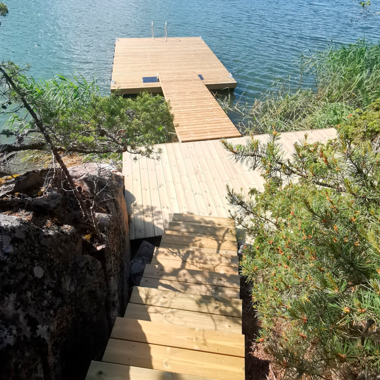 Metsämaisemaan rakennettu laituri ja terassi