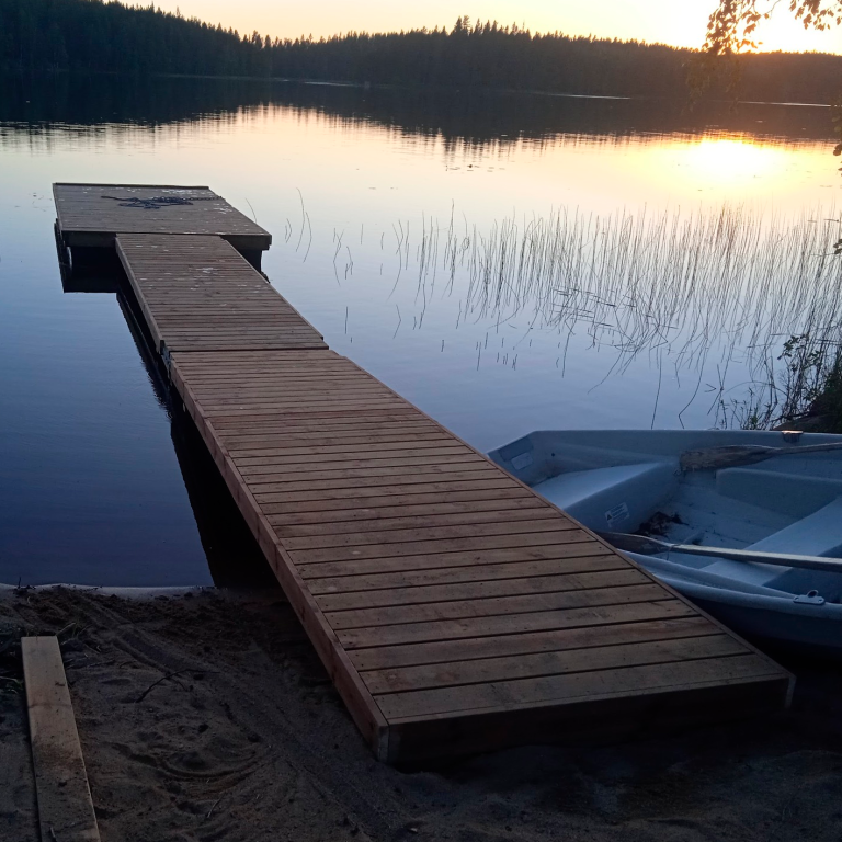Kesäinen maisema mökin rannassa