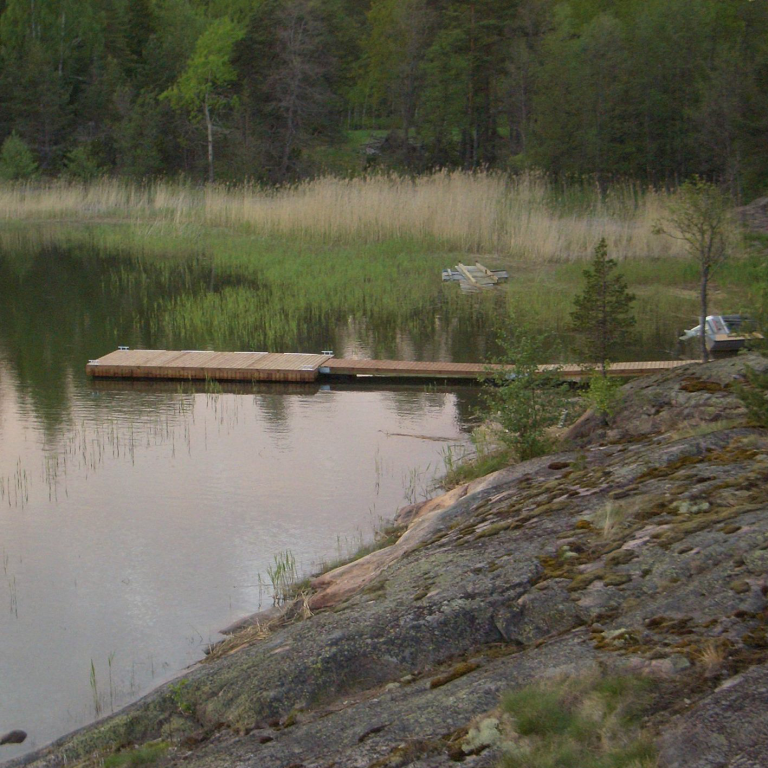 Laiturin asennus kallioiseen maisemaan