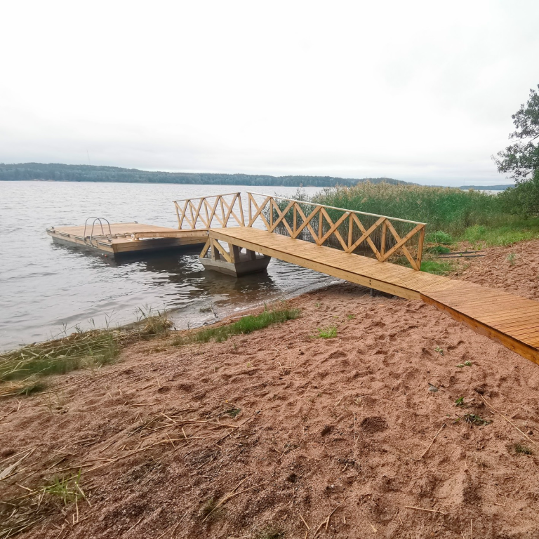 Yhteisön käyttöön soveltuva laituri