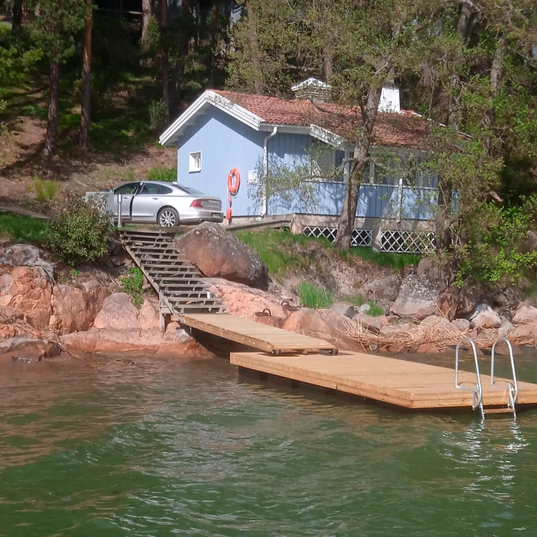 Kesämökille laiturin asennus