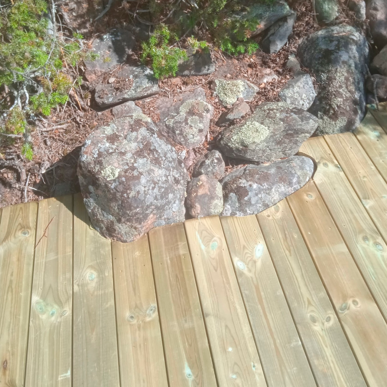Muotoiltua terassin rakennusta