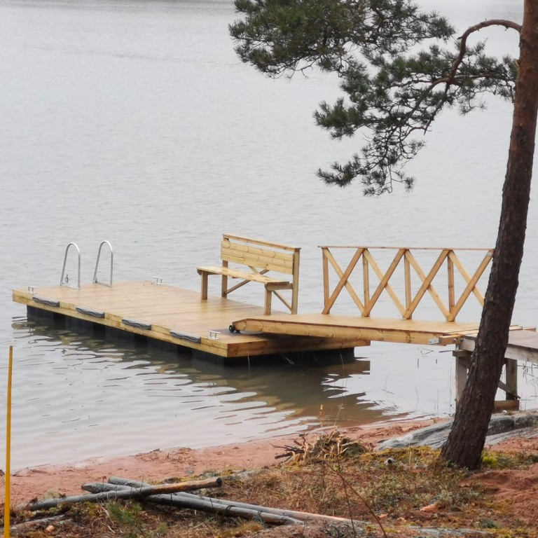 Kesämökin rantaan rakennettu laituri