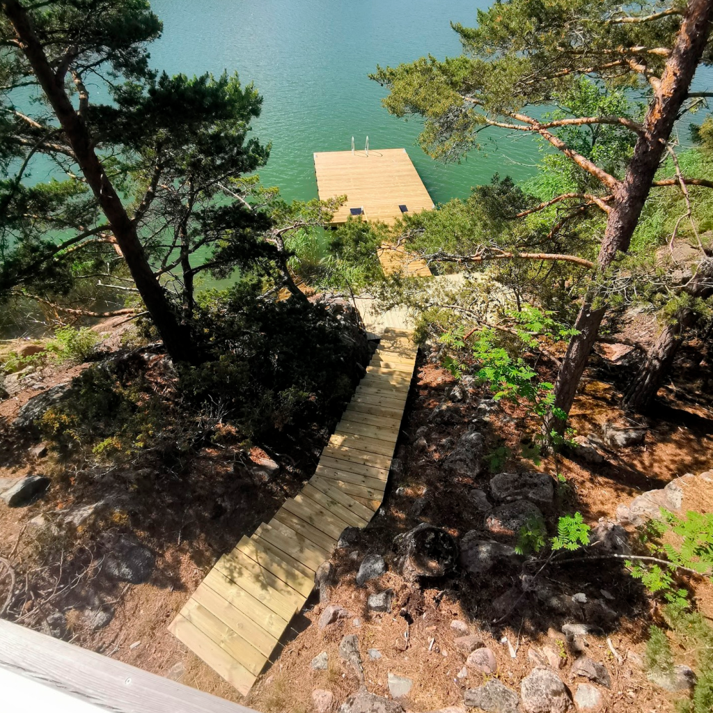 Laiturin asennus ja terassin rakennus jyrkkään rinteeseen